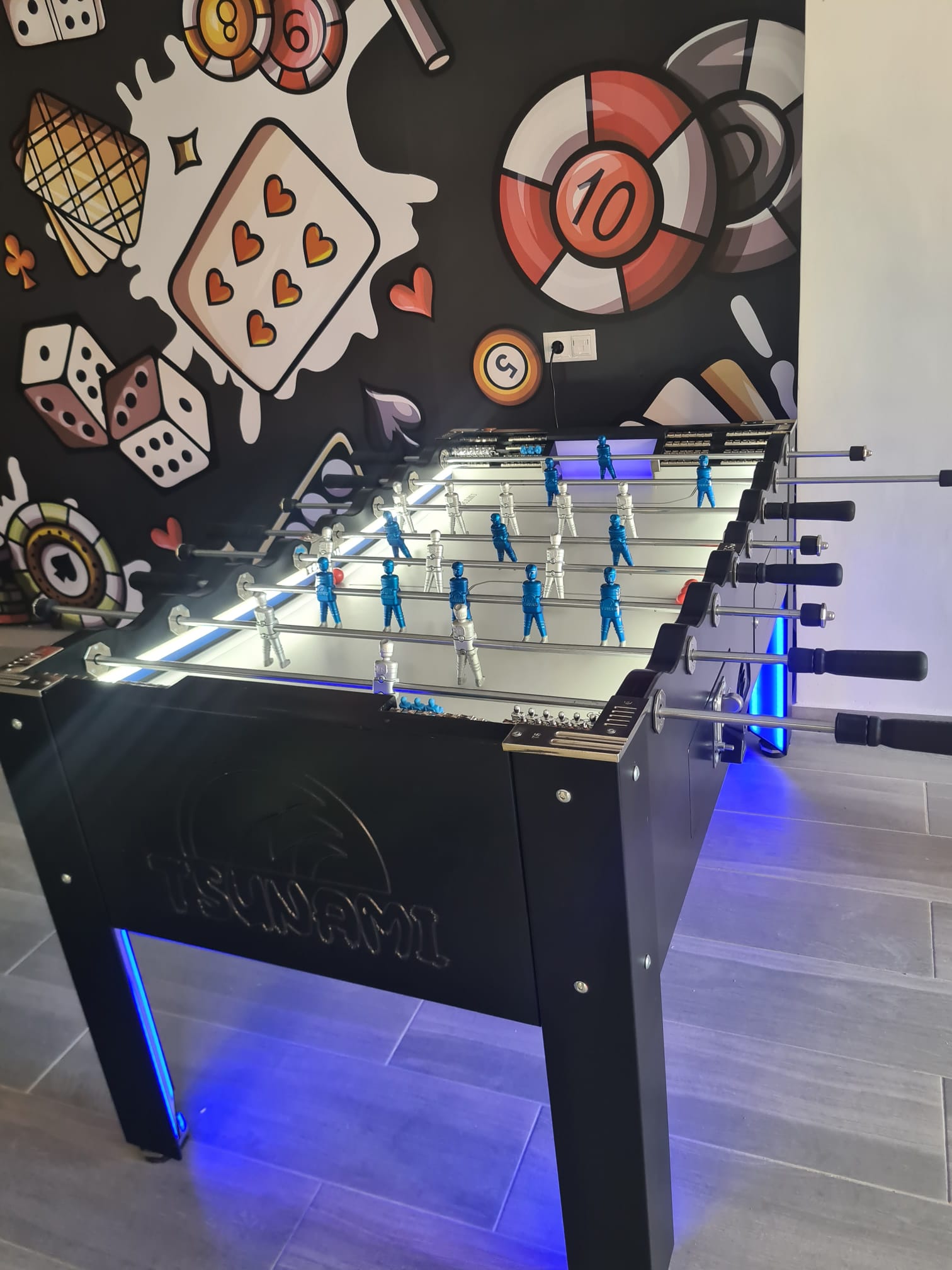 Billar y futbolín instalados conjuntamente, ofreciendo el mejor servicio de alquiler de máquinas recreativas en pubs y locales de ocio de Calpe