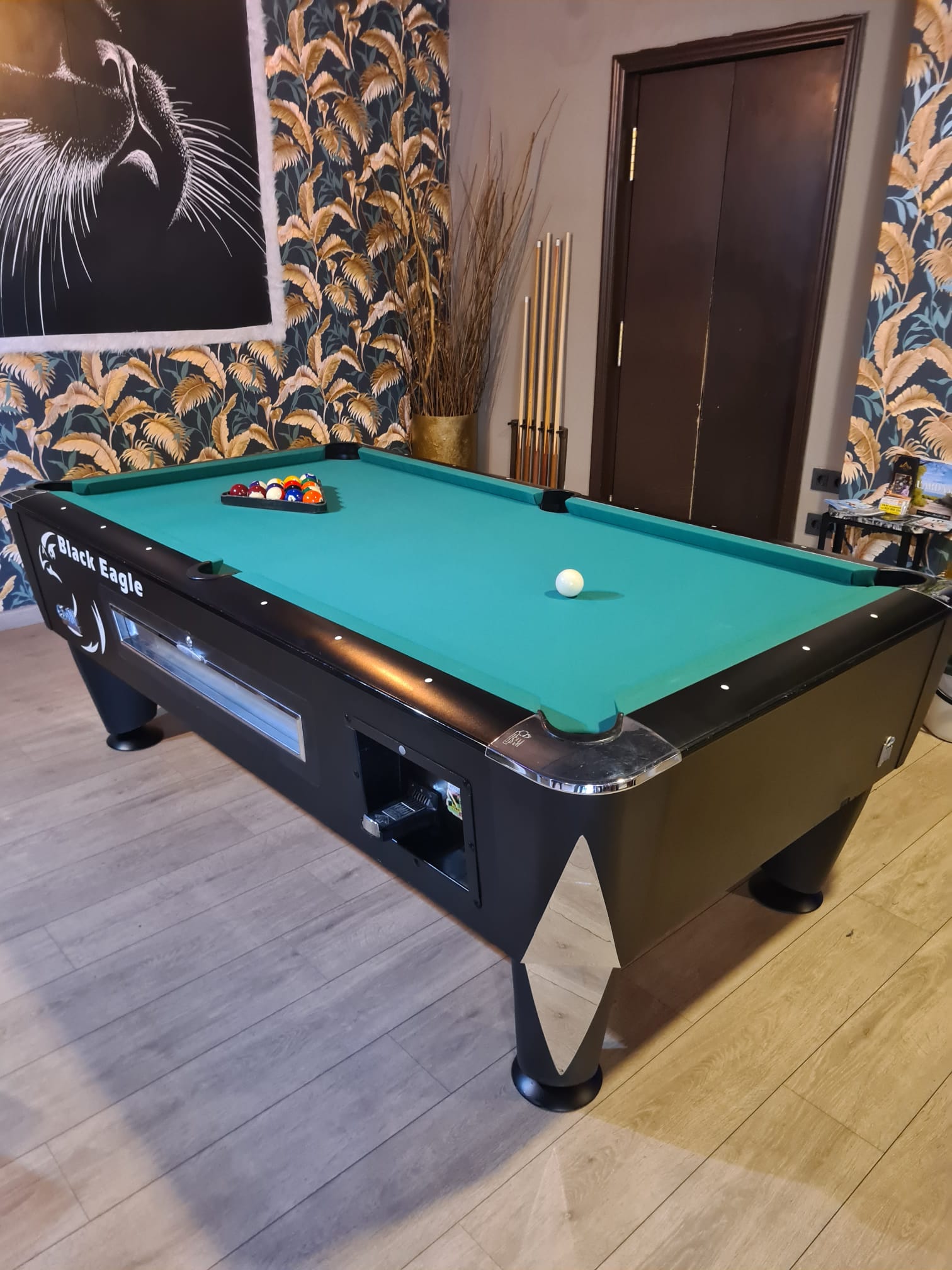 Interior de un bar con billar, futbolín y diana instalados, ejemplo de cómo fidelizar clientes y generar ingresos adicionales en hostelería de Alicante