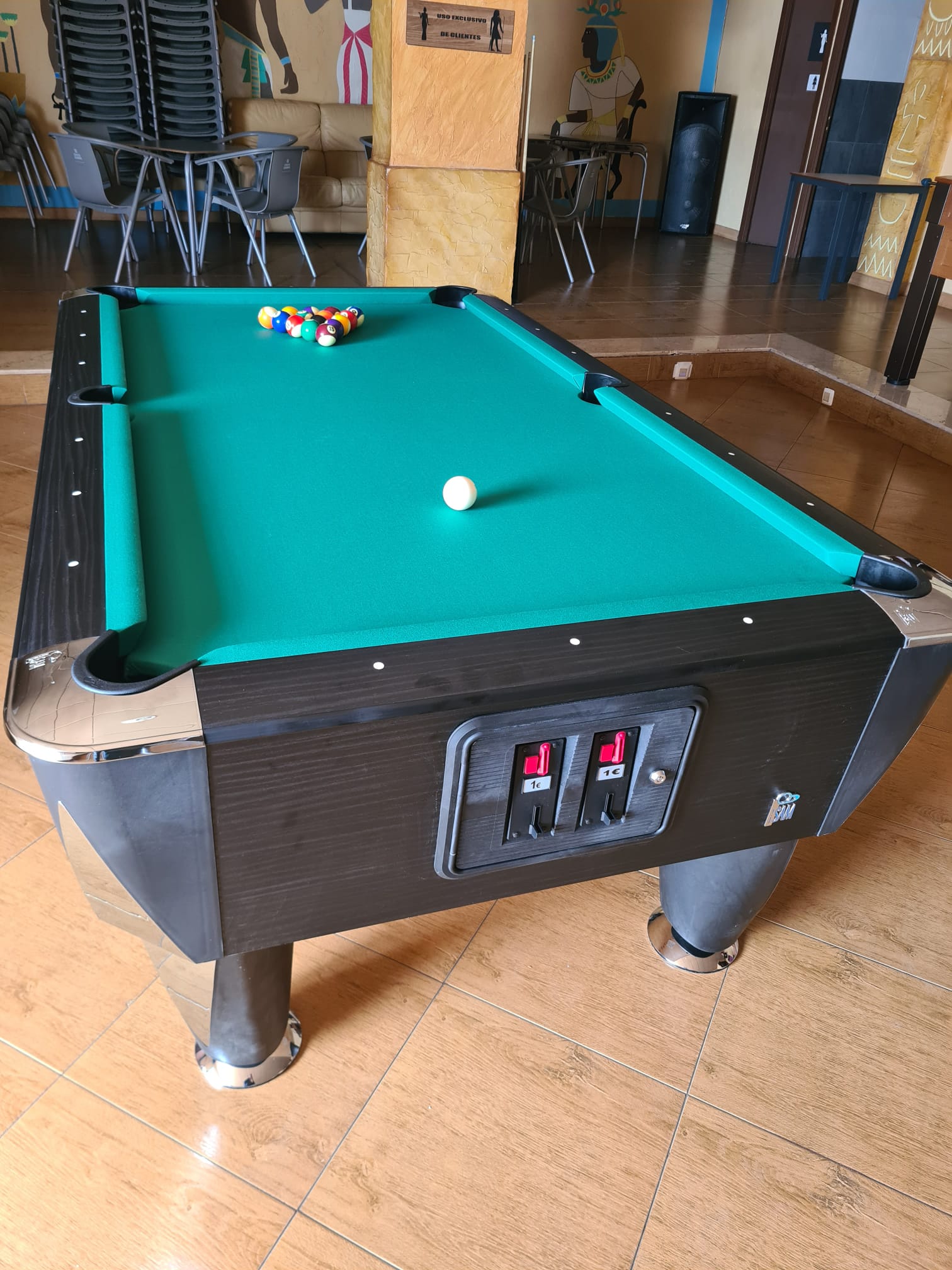 Detalle de las barras y jugadores de un futbolín de alquiler, garantizando las mejores marcas del mercado para el entretenimiento en locales de ocio