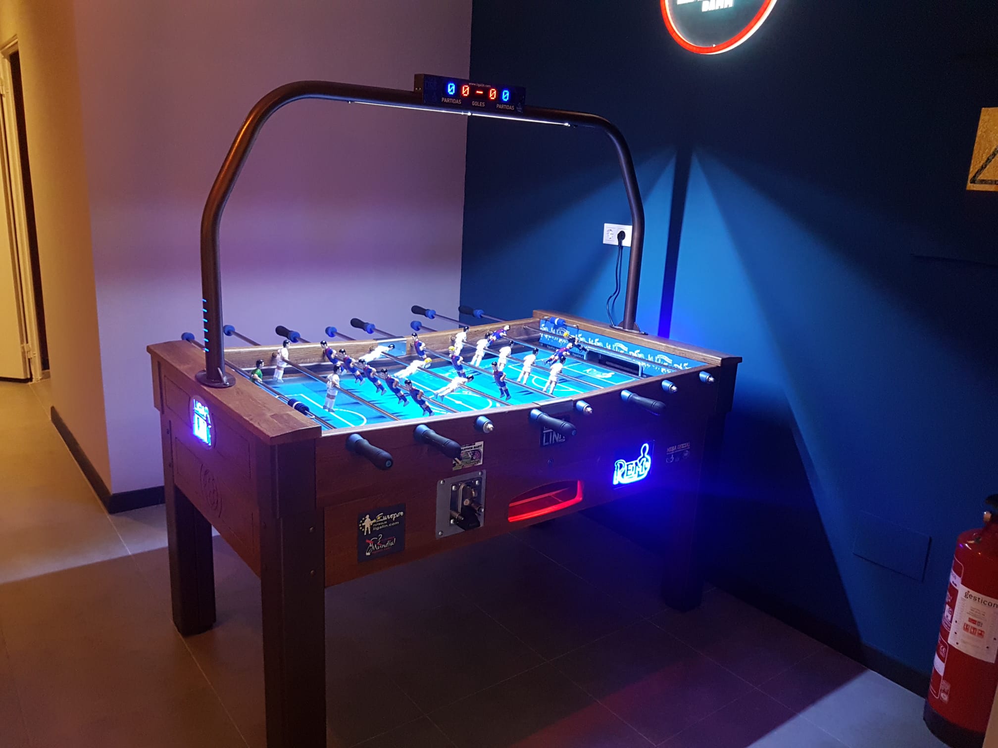 Equipo técnico instalando un futbolín en un bar de Elda, servicio profesional de instalación de máquinas recreativas en Alicante y alrededores