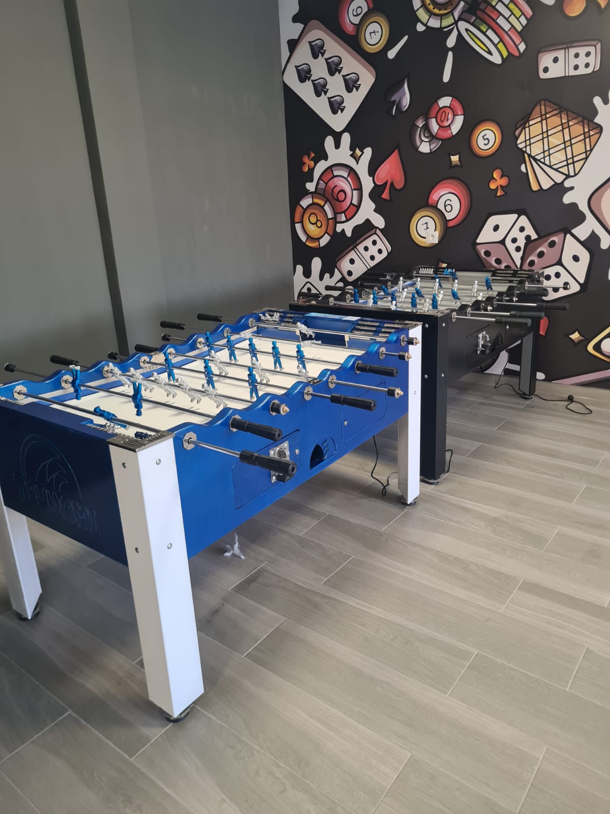 Alquiler e instalación profesional de mesa de billar americano en bar de Alicante, ideal para rentabilizar negocios de hostelería y atraer clientes.